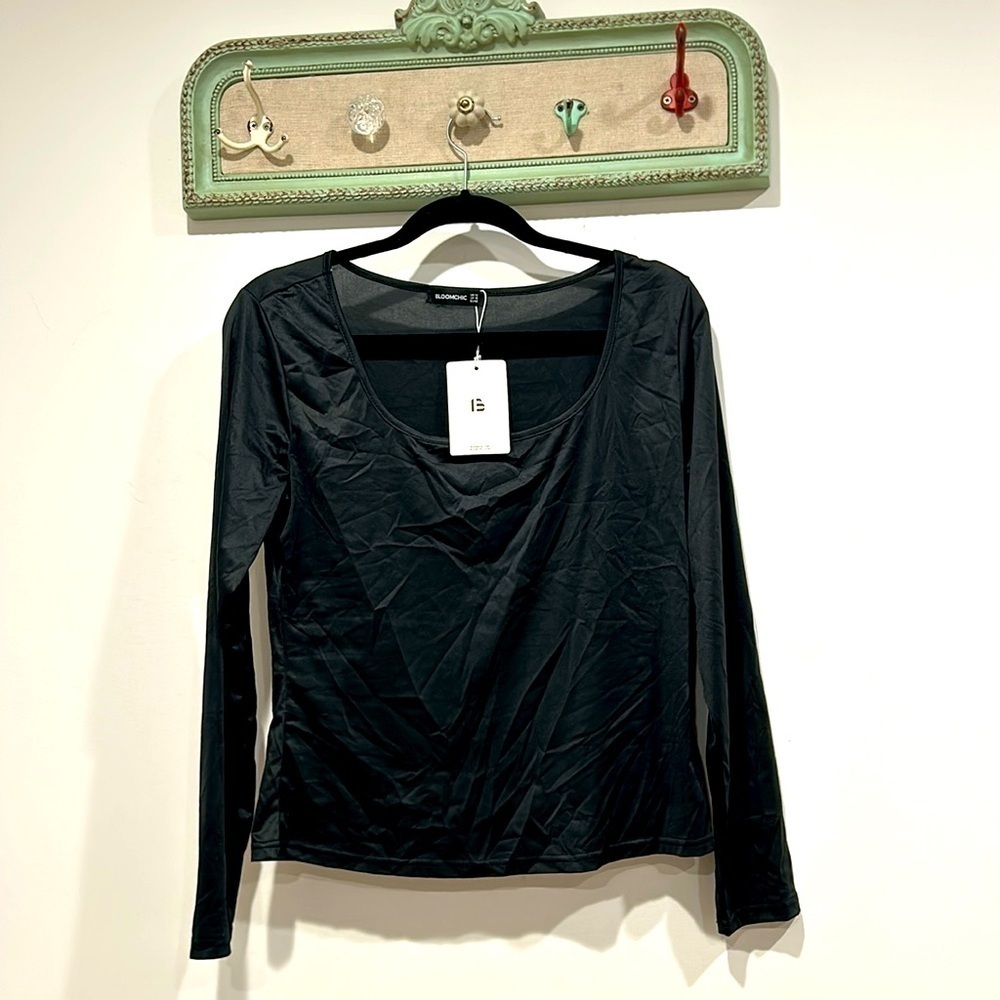 Brand new Bloomchic black solid long sleeve scoop neck T-shirt size 12 women’s L